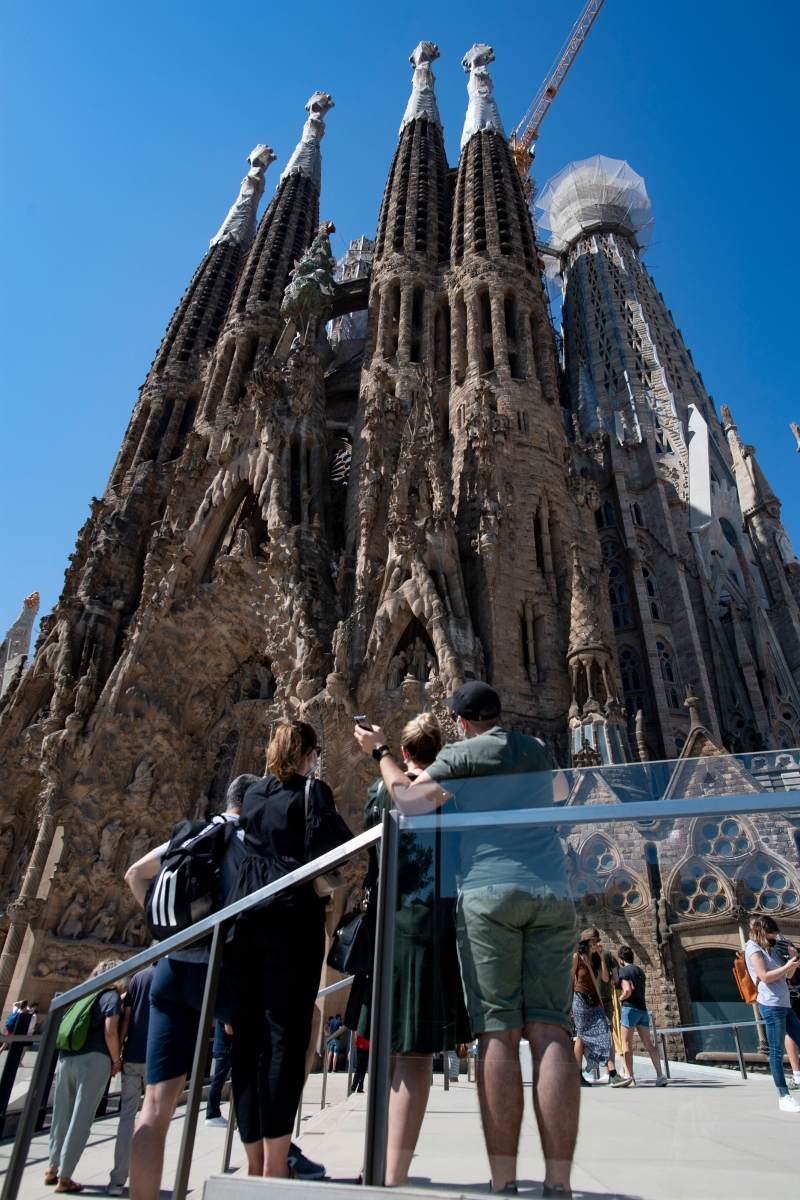 巴塞罗那地标性建筑圣家堂重开后，许多民众争相参观这个西班牙建筑大师高第的杰作。（图：法新社）
