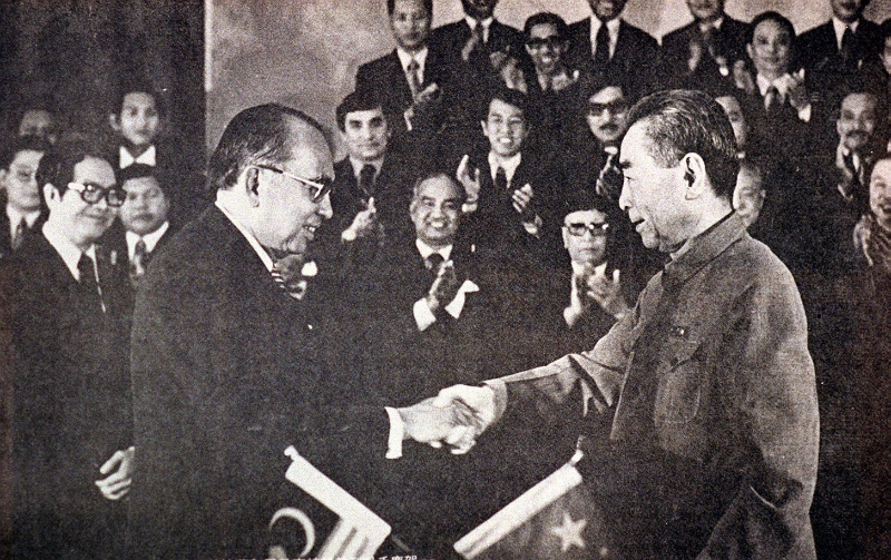 1974年5月31日，敦拉萨（左）与周恩来签署马中建交联合公报，掀开历史新篇章。

