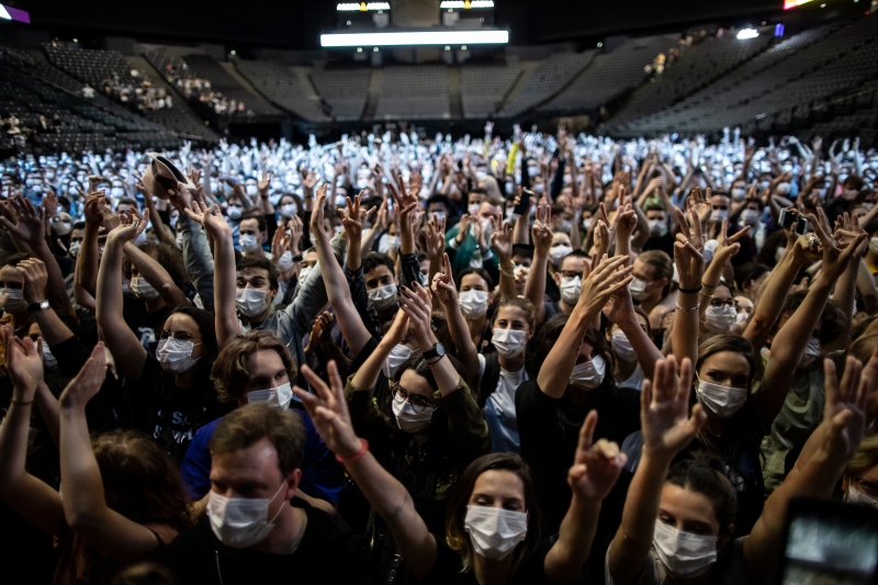 巴黎公立医院集团在巴黎雅高酒店体育馆举办一场室内演场会，邀请5000名观众免费入场。在演唱会开始前先进行两次病毒检测，结束后再进行一次，而观众期间必须戴上口罩。（图：欧新社）