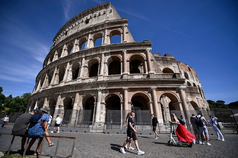 意大利政府放宽长达数月的封锁措施后，罗马著名景区竞技场也迎来久违的人潮。（图：欧新社）

