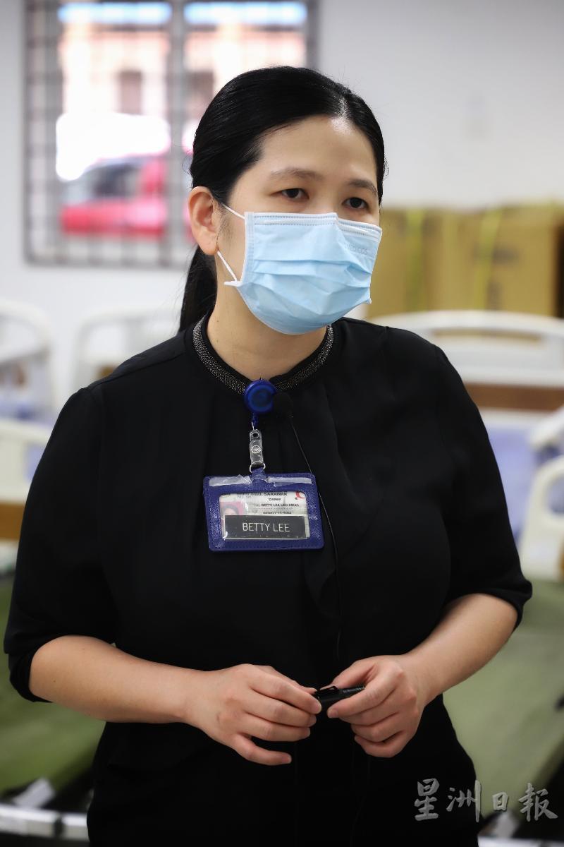 诗巫麻醉及重症科主任李丽仙无奈地说，诗巫冠病医疗团队已超负荷，但冠病患者却是有增无减。