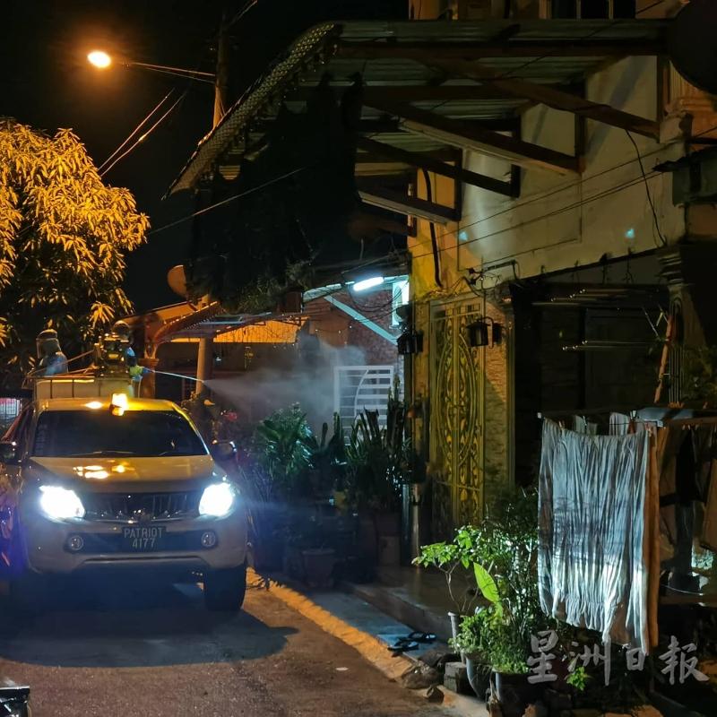 谢守钦联合行动党格西当州选区行动队，凌晨时分消毒峇来班让峇株3路乡村，当地有数宗确诊病例。

