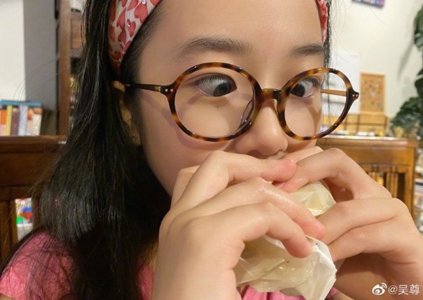 吴尊在微博放上女儿NeiNei吃汉堡包的趣怪表情，非常可爱！