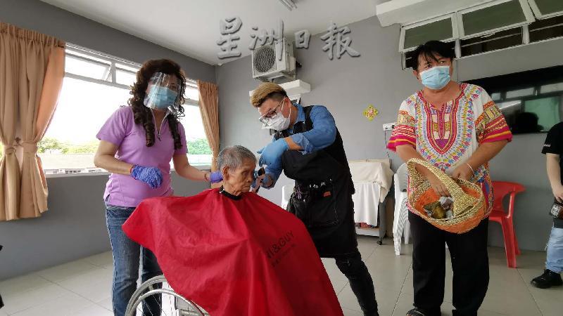 
古晋福州公会妇女组特别安排Kizoku发廊发型师郑惠文（中站者）为砂云南善堂长者理发。