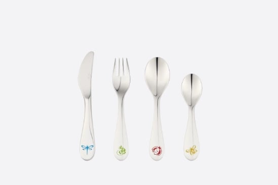 Dior还特别为小朋友设计了一组餐具，各式餐具、餐盘一应俱全。