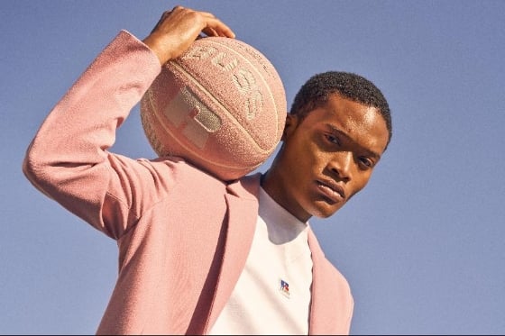 时装品牌BOSS与美国百年运动服饰大厂Russell Athletic合作的联名款BOSSxRussell，是专为年轻人而设的运动服系列，男女皆宜，其中又以那个粉红色的篮球最为瞩目，可惜是件非卖品。