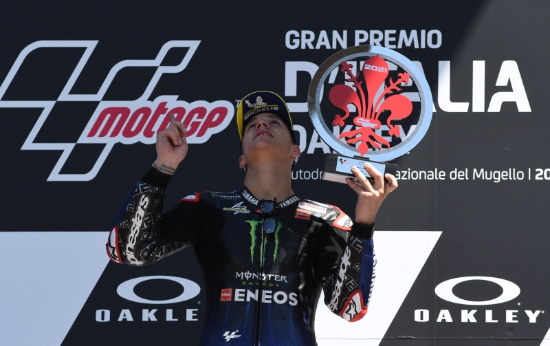 夸塔拉罗在意大利站世界摩托车大赛夺得本季第3个MotoGP组冠军后，将这次的胜利献给不幸去世的瑞士19岁MOTO3车手杜帕斯奎。（欧新社照片）