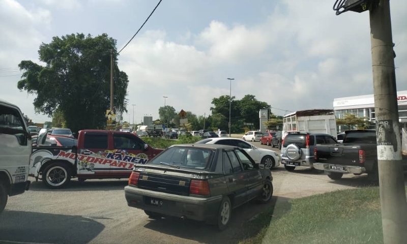 警方设路障检查车辆，导致淡马鲁三英里路段严重塞车。