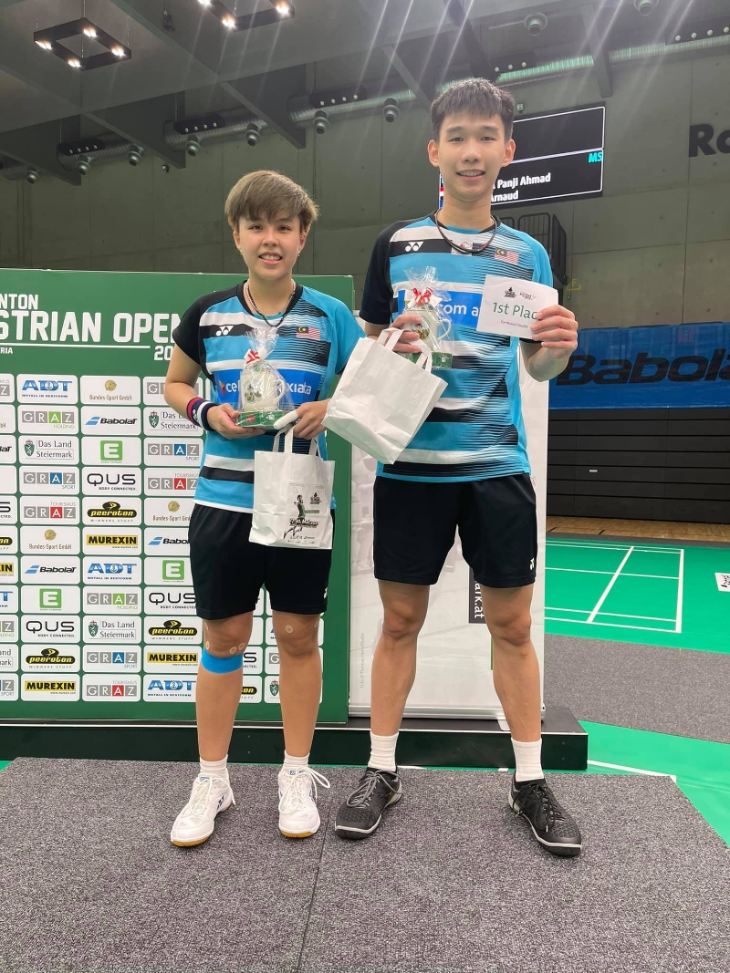 今年2月才转项混双的20岁小将锺鸿健（右）与杜依蔚就连夺3项国际赛事冠军，一跃成为国羽新星。（杜依蔚脸书照片）