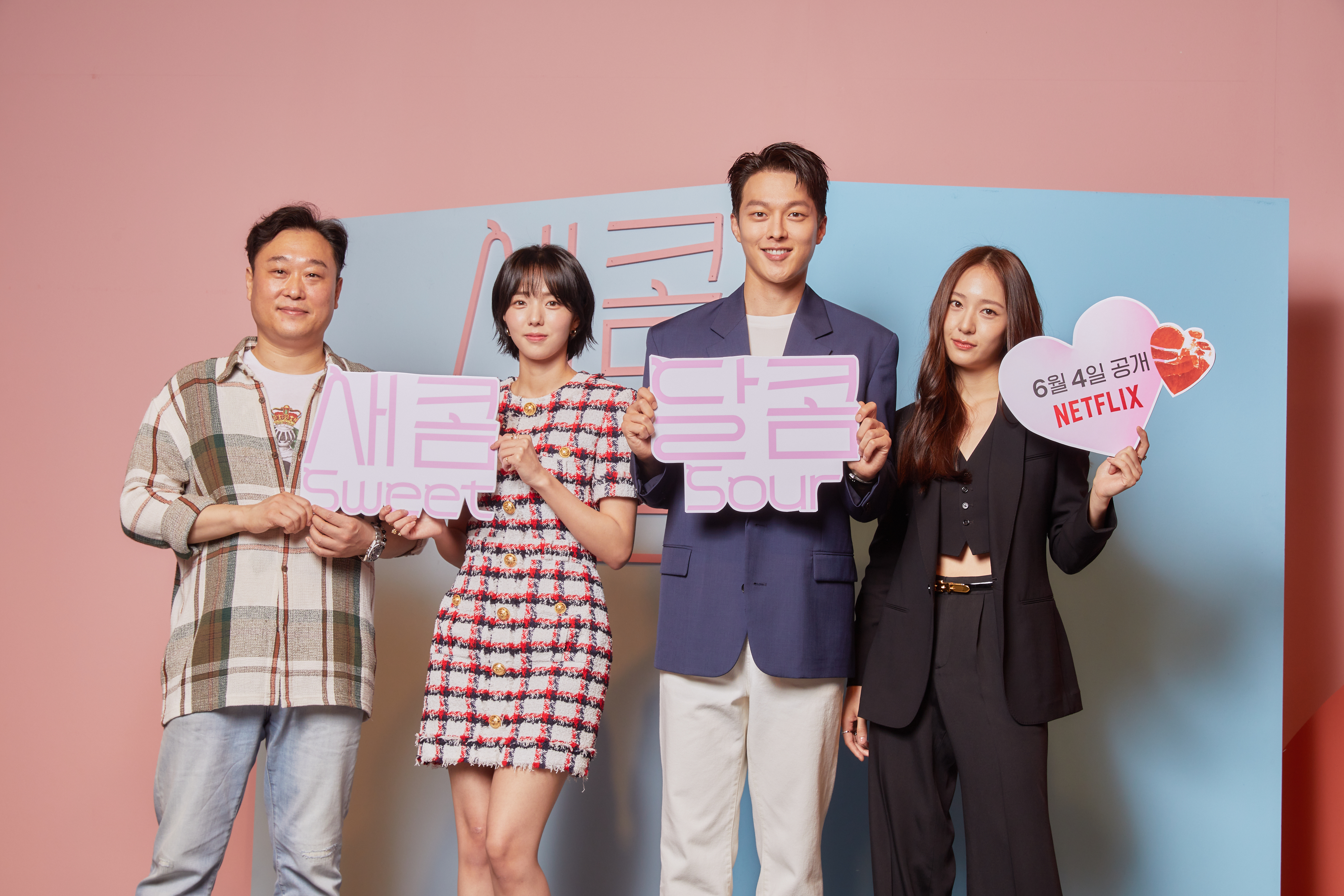 导演李桂曦（左起）、蔡秀彬、张基龙和郑秀晶一起宣传6月4日将在Netflix上线的《酸酸甜甜爱上你》，希望大家在看电影时能有所启发，并更珍惜身边的人。

