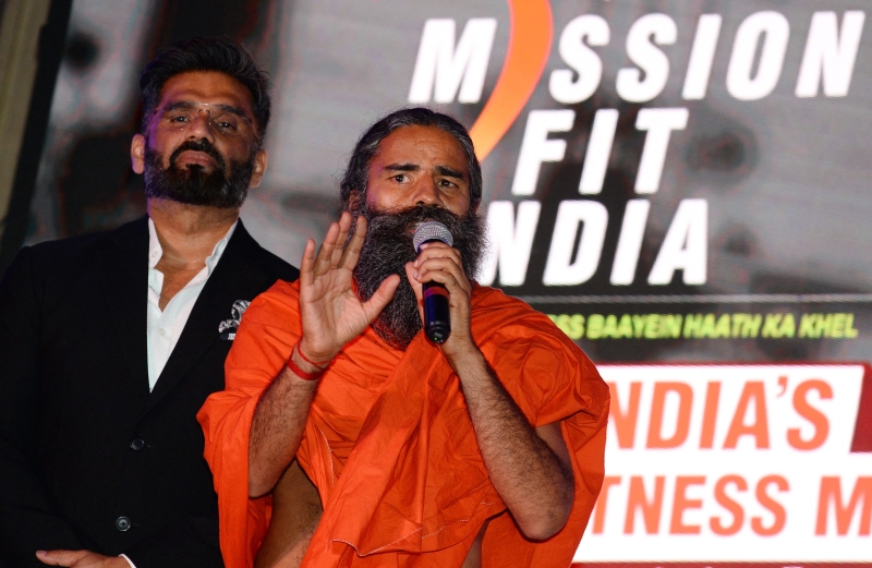 印度宝莱坞演员苏尼尔·谢蒂(左)和瑜伽大师巴巴·拉姆德夫在新德里的宣传活动上接受媒体采访。2021年6月1日，印度各地数千名愤怒的医生戴着黑色袖章，要求逮捕一位广受欢迎的大师，因为他声称现代药物杀死了数千名冠状病毒患者。(法新社图片)