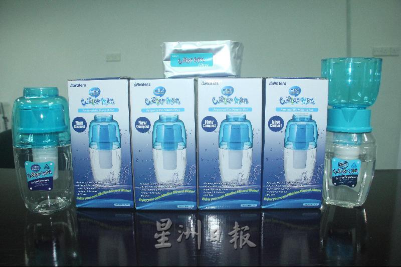 “Waterman个人矿泉壶”是一种环保产品,可减少瓶装水的使用,方便携带,可以在任何地方随时随地使用它来获取健康的碱性饮用水。 “Waterman个人矿泉壶”是一种环保产品,可减少瓶装水的使用,方便携带,可以在任何地方随时随地使用它来获取健康的碱性饮用水。