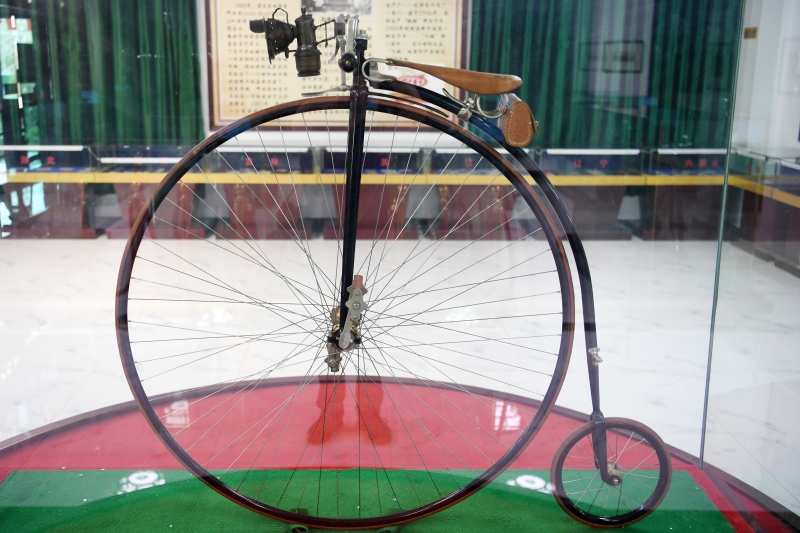 这是在甘肃三木自行车博物馆拍摄，1861年产自意大利的雄鹰大小轮自行车。　

