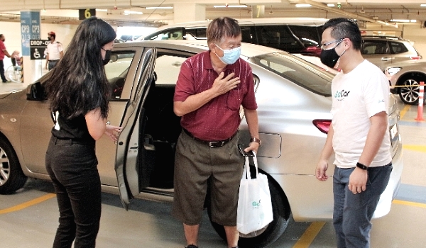 Lim Yi Wei and GoCar Malaysia CEO Wong Hoe Mun (R) with a senior citizen going for vaccination. Lim Yi Wei and GoCar Malaysia CEO Wong Hoe Mun (R) with a senior citizen going for vaccination.