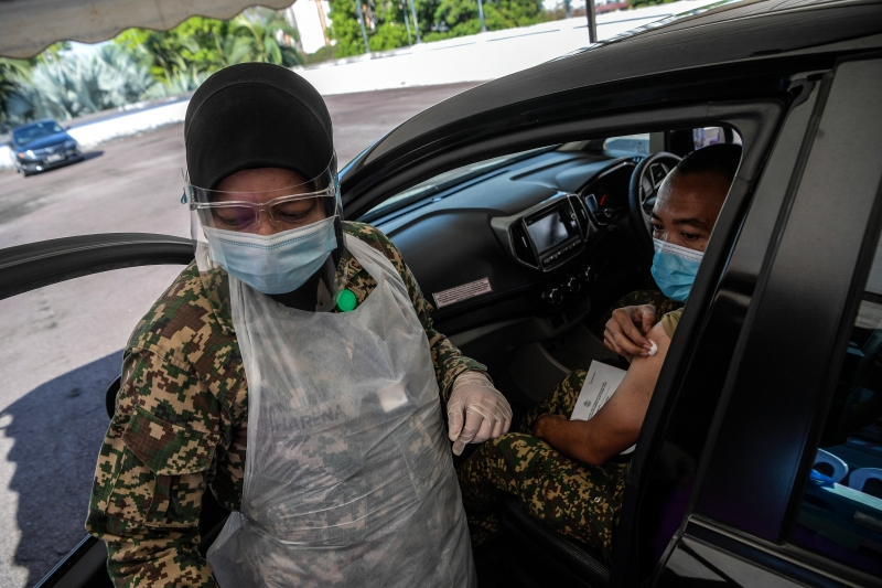吉隆坡端姑米占军事医院的医护人员在进行得来速疫苗接种模拟演练。

