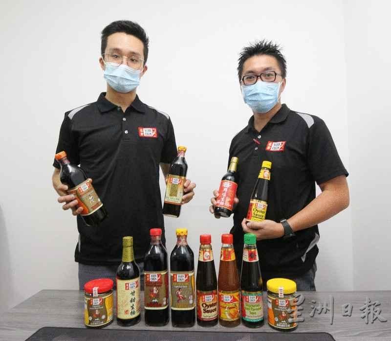 JC Distribution董事经理陈建聪(右)和经理蔡康圣展示沙巴市场上所售卖的源珍酱料。 JC Distribution董事经理陈建聪(右)和经理蔡康圣展示沙巴市场上所售卖的源珍酱料。