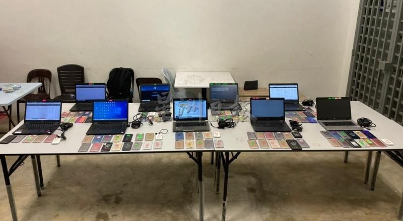 警方扣查大批诈骗工具如手提电脑、手机及无线宽频分享器。
