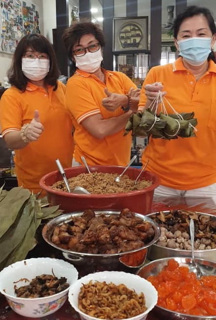 陈秀凤（右起）携同该会妇女组康乐主任陈雪京和秘书陈秀珠，一起练习包粽子。