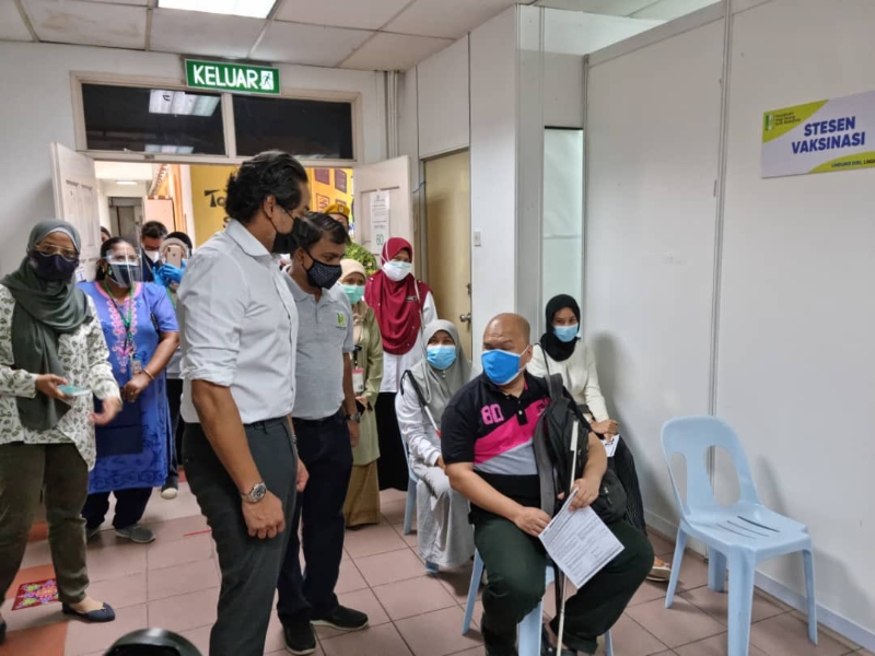 凯里周五前往巡视马来西亚盲人协会疫苗接种中心的情况。