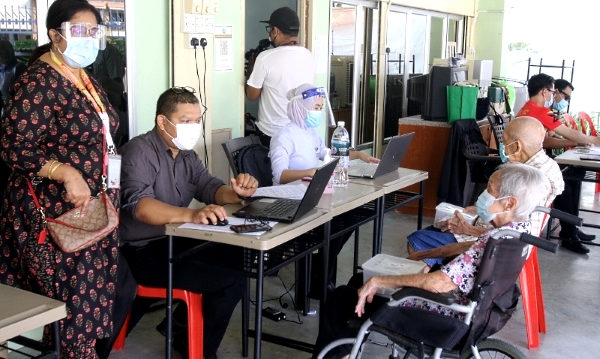 Dr Rameswari (L) with her team vaccinating the residents of a nursing home. Dr Rameswari (L) with her team vaccinating the residents of a nursing home.