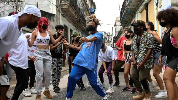 A troupe of young Cubans has attracted attention with their choreographies that mix hip-hop, reggaeton and salsa. AFP