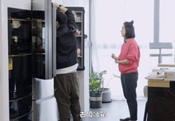 杨千嬅的老公丁子高竟在中国综艺节目《做家务的男人》中拿吸尘器清理冰箱。