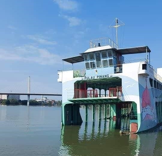 “槟城号”渡轮因河水流入导致倾斜一边。