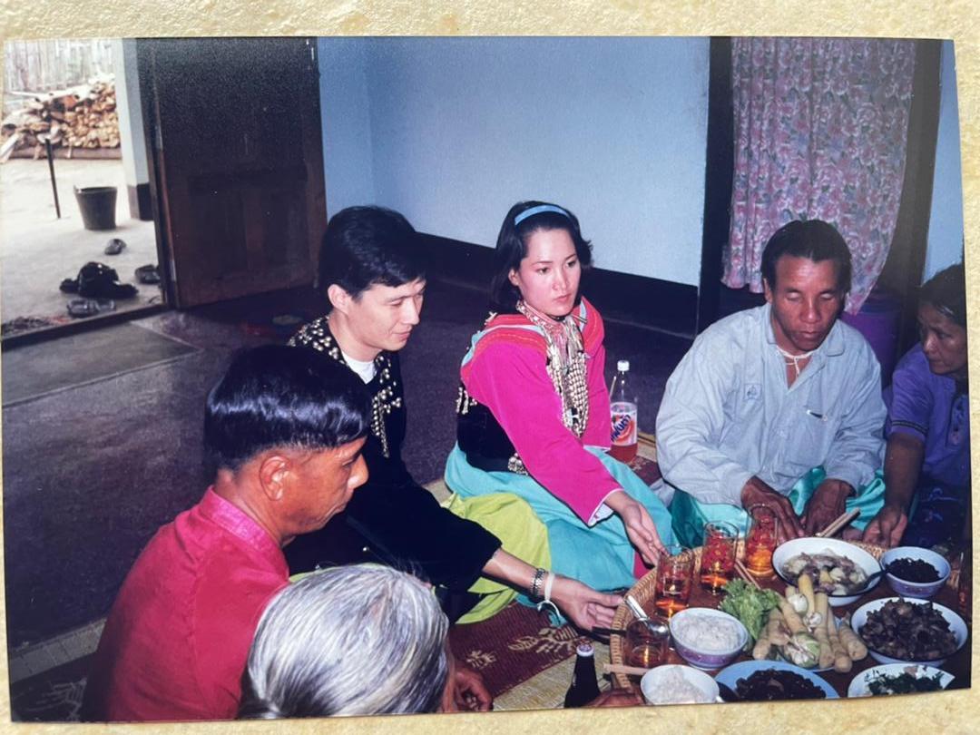 林嘉宏父亲与母亲在泰国清莱媚占县，用传统苗族仪式办婚礼。（图由受访者提供）