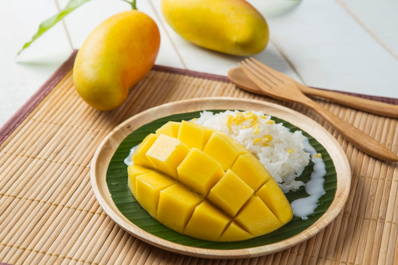 芒果糯米饭由椰油和糖，搭配成熟黄色甜芒果制成，是暹罗裔喜爱的甜点。（图取自互联网）