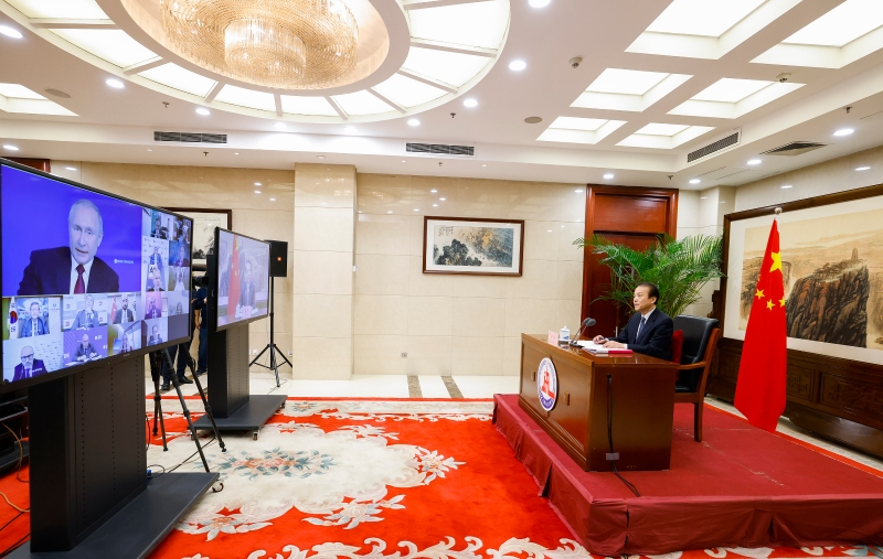 周五，新华社社长、总编辑何平在北京通过视频连线出席俄罗斯总统普汀会见世界主要通讯社负责人活动。这是普汀在回答何平的提问。（图：新华社）