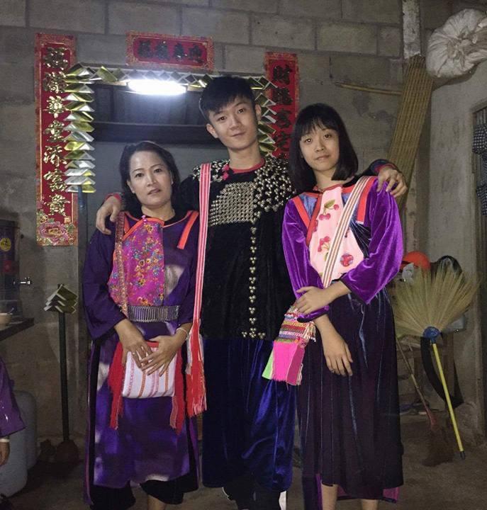 坐起为林嘉宏母亲，右边是妹妹，三人一起穿著苗族传统服装。（图由受访者提供）