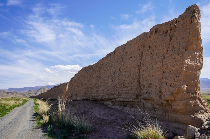 这是甘肃省张掖市山丹县拍摄的一处明长城夯土墙。

