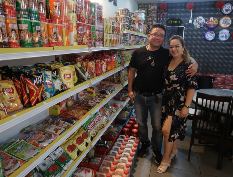 叶伟伦（左）与Wandee（右）的餐厅还有售卖各种泰国进口的零食和杂货。（莫咏焮摄）