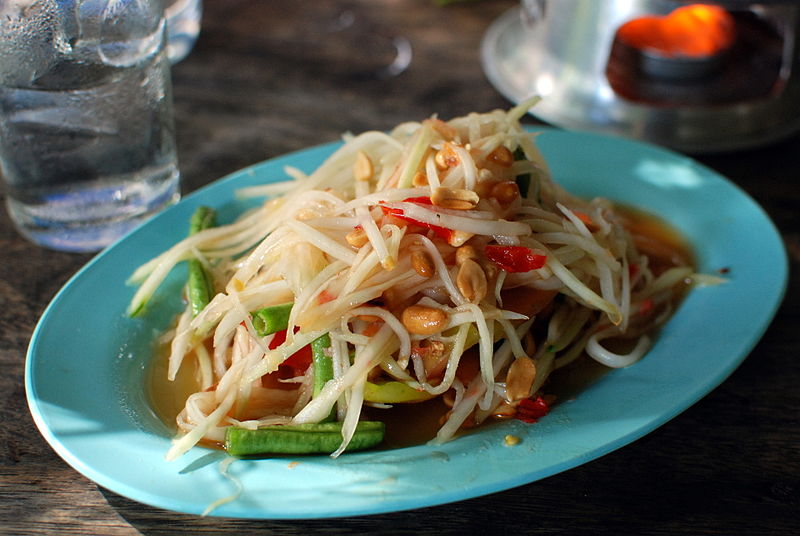 青木瓜沙拉（som tam）是泰国著名的酸辣开胃小菜。（图取自互联网）