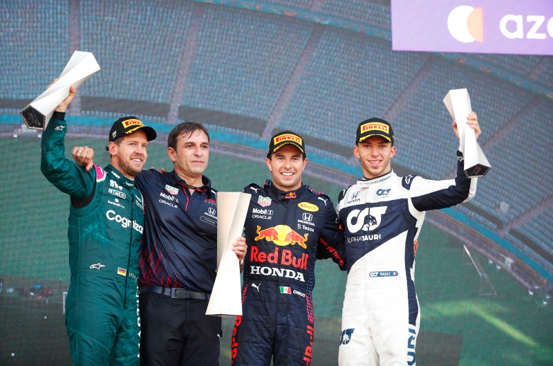 佩雷兹（右二）、维特尔（左）和加斯利（右）分列阿塞拜疆站F1大赛车冠亚季军。这3位车手都是本赛季首次登上领奖台。（美联社照片）