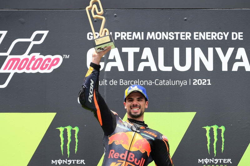 奥利维拉在本赛季MotoGP第7站的加泰罗尼亚站夺冠，这是他和红牛KTM在本赛季的首冠，也是他生涯第3个分站冠军。（法新社照片）

