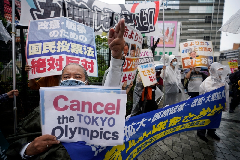 根据日本最新的民调显示，相信东京奥运会将如期举行的日本民众比例已达50%，是近年来少有的。而在刚过去星期日，东京街头仍见有大批反对奥运会的民众，继续坚决地反对奥运会举行。（欧新社照片）