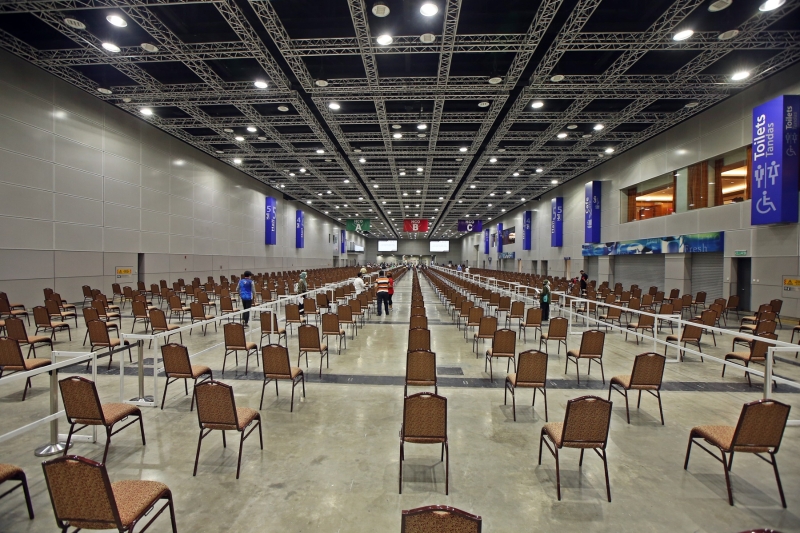 KLCC接种中心内的会场大 ，座位距离空间做的很好 。