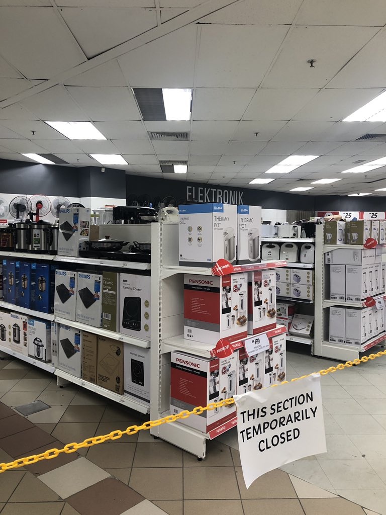 霸级超市的电器区也被封锁起来，不允许顾客进入购物。（图：推特/@DrAmarMOH）