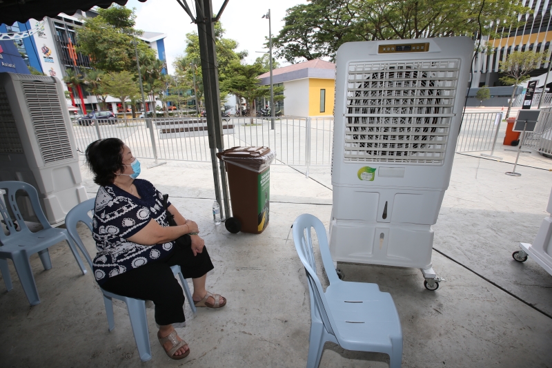 在武吉加里尔亚通体育馆外，也有准备流动冷气机给民众。