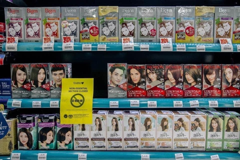 康宁药房被拍到，在染发剂区贴上“非必需品区域关闭”的通告。（图：脸书/Malaysia Shopping Mall）