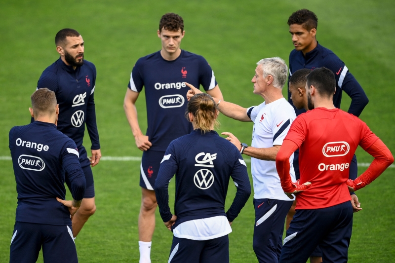 世界杯冠军法国队备战欧洲杯最后一场热身赛是对垒保加利亚，主帅德尚（右二）在集训时和球员讨论战术和军情。（法新社照片)

