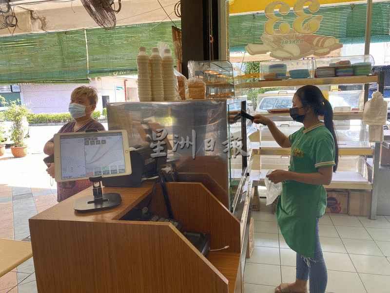 亿达33面包茶室遵照最新标准作业程序，早上9时后才开店让客人买面包。