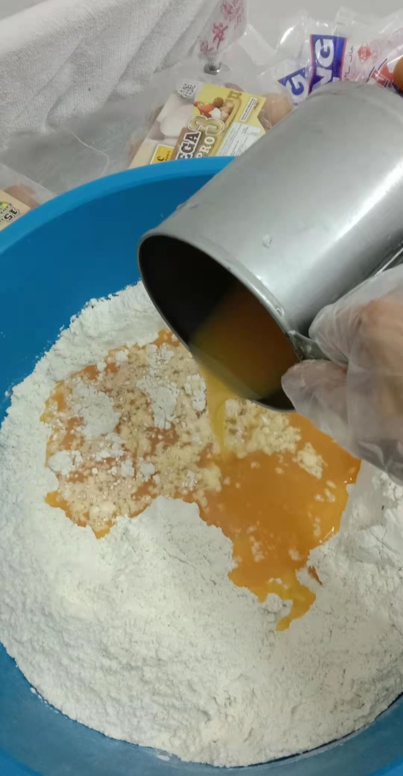 将面粉、鸡蛋及盐混合搅拌，然后制成面团。
