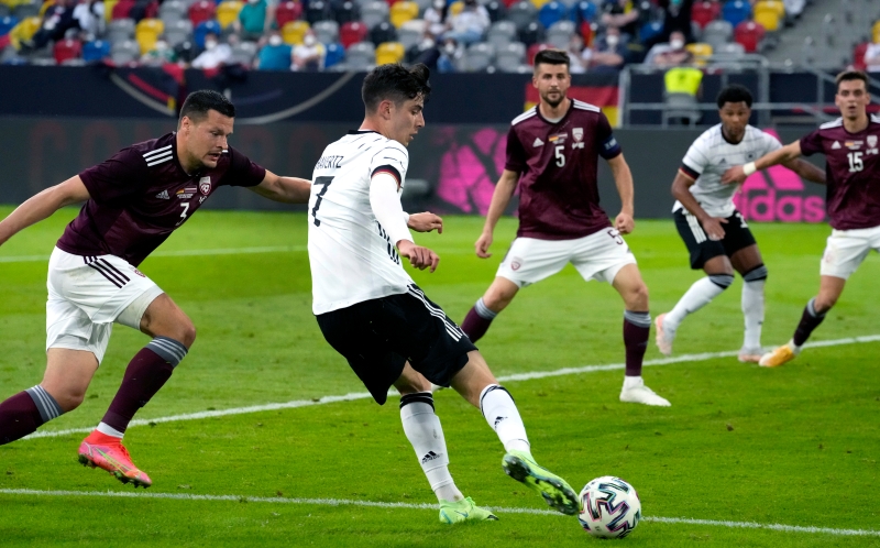 德国在友谊赛狂轰7球大胜拉脱维亚，其中哈弗茨（左2）在上半场参与5球中的3球，表现亮眼。图为哈弗茨射门瞬间。（美联社照片）
