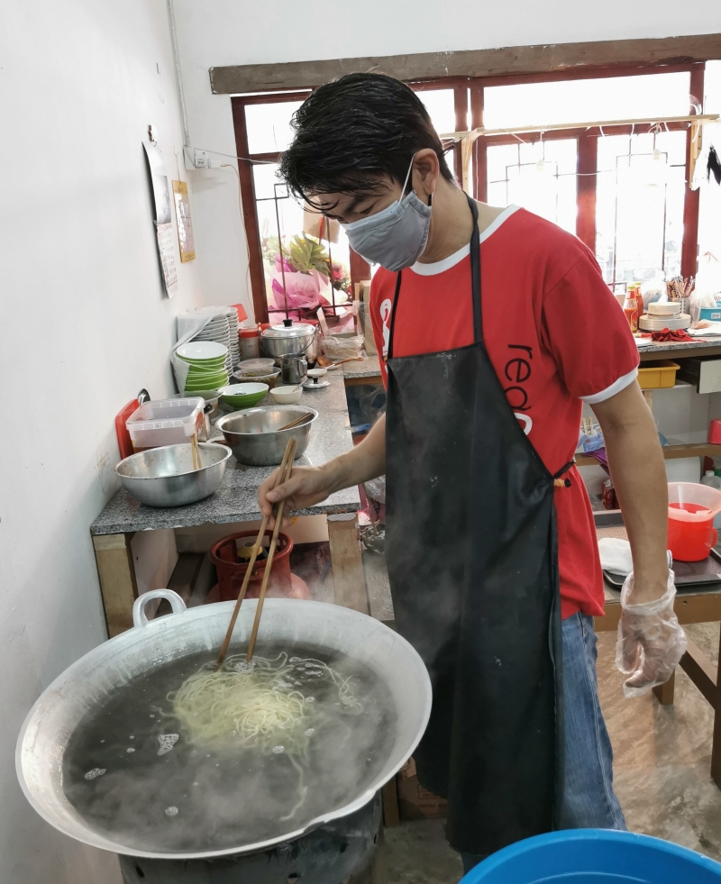 陈俊豪坚持采用传统作法来制面及煮面，以传承“纯手工打面”的手艺。