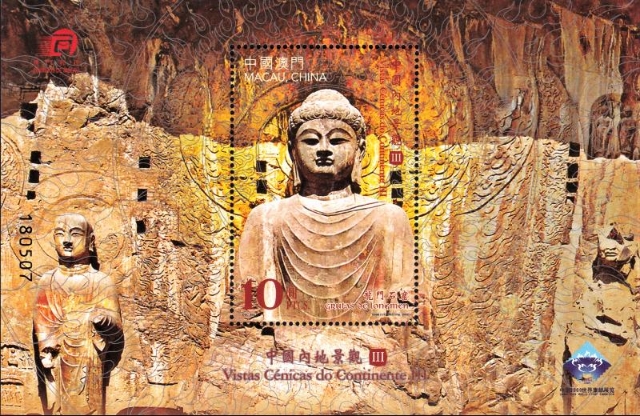 中国龙门石窟中的佛像受中国文化的影响，具有东方民族的气质。