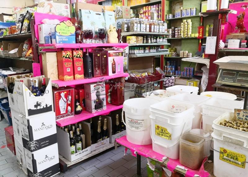 全面封锁一度引发禁卖酒风波，无论如何政府已经澄清，商店及超市内的酒精饮品可照常出售。