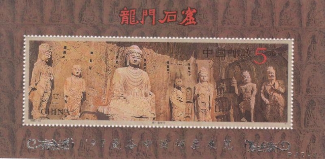
中国龙门石窟中的佛像受中国文化的影响，具有东方民族的气质。