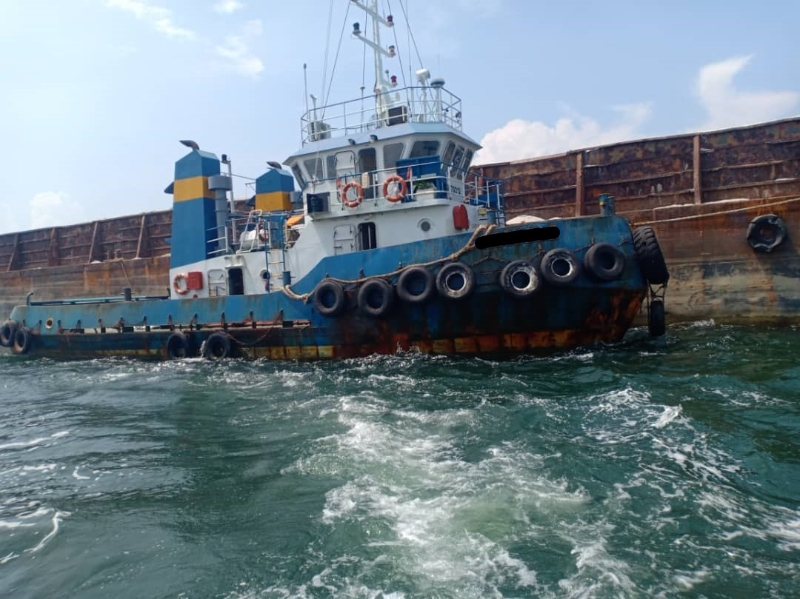 一艘新加坡注册的拖船非法停泊我国海域，遭执法人员调查。